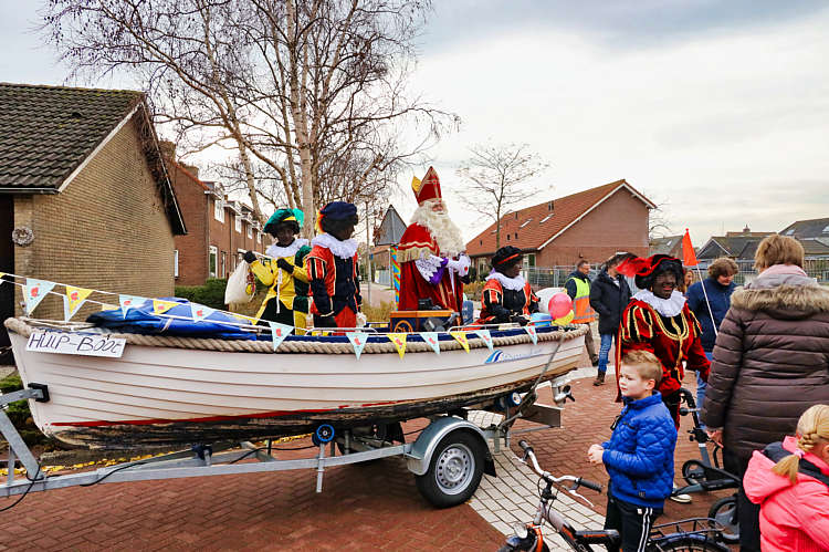 Aankomst van de Sint en zijn Zwarte Pieten in Waarder_018